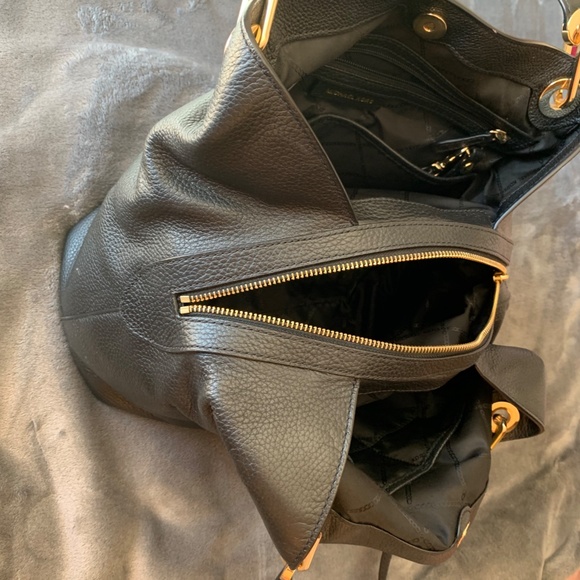 Michael Kors Raven Large Leather Shoulder Bag - Picture 6 of 13